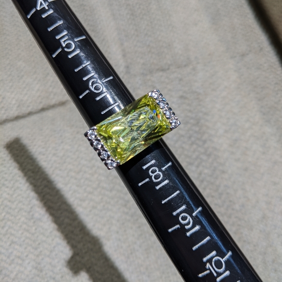 Gorgeous Peridot/cz ring - Picture 1 of 4